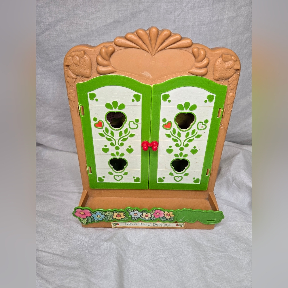 Strawberry shortcake, Berry Delicious Mini Display Cabinet Cottage Core